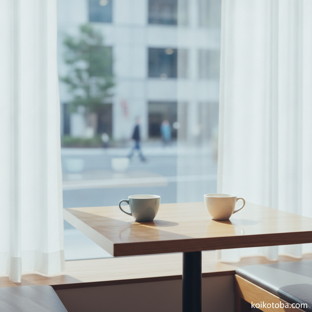 カフェの窓際に置かれた2つのコーヒーカップと柔らかな朝の光