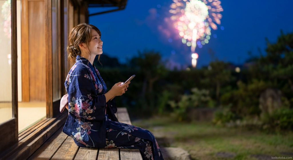 花火を眺めながらスマホを持つ浴衣姿の女性