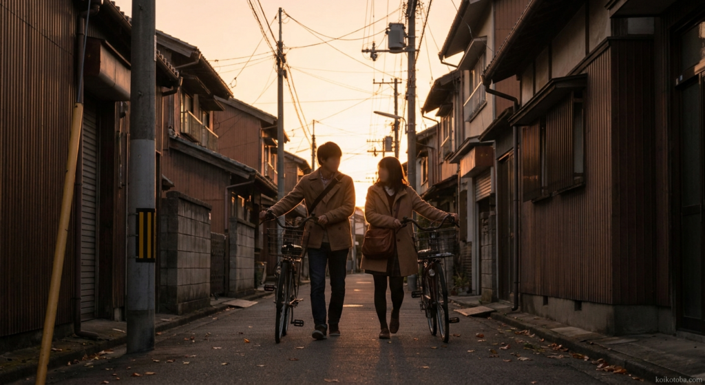 夕暮れの住宅街を並んで歩く二人のシルエット